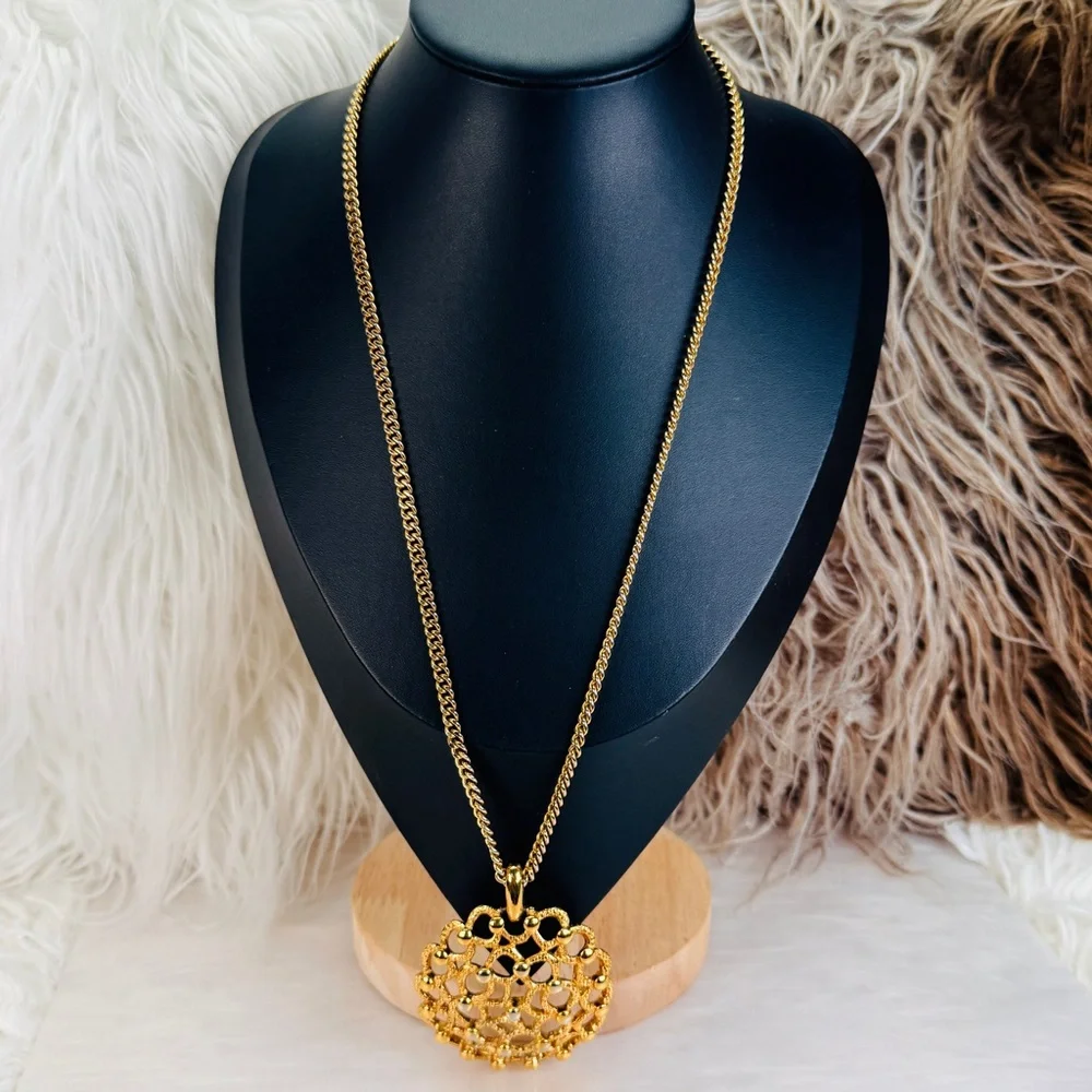 Pretty vintage Monet goldtone, large pendant necklace